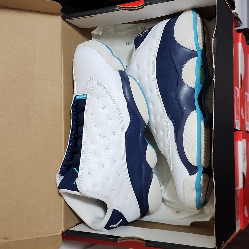 Jordan 13 Low Hornets size 9 mens.